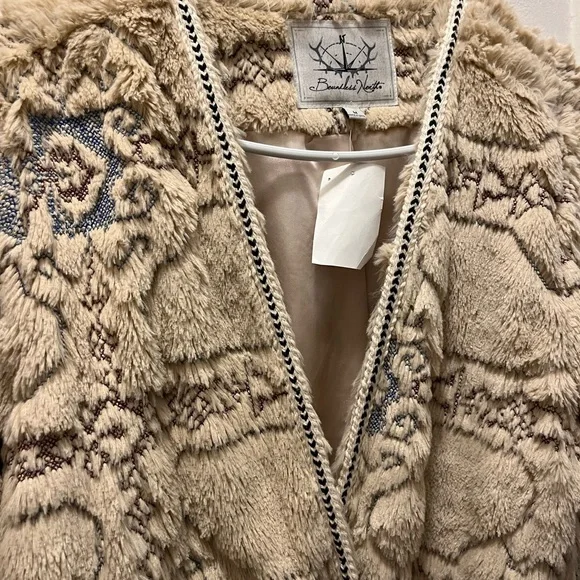 Cozy Beige Patterned Jacket - Picture 6 of 7